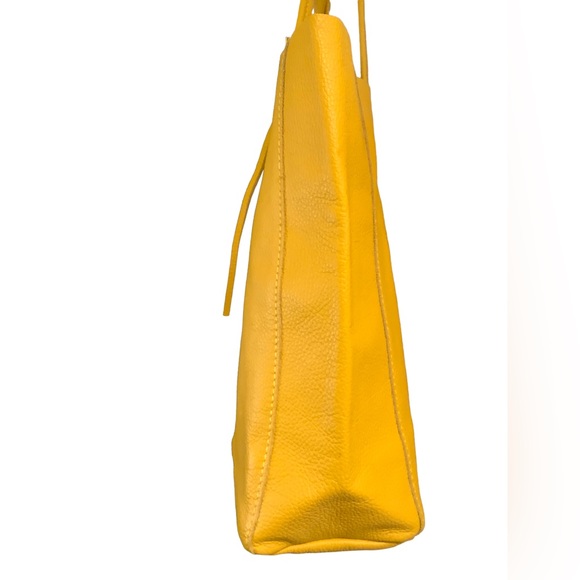 CHALA YELLOW ITALIAN SOFT LEATHER TOTE BAG. - Picture 4 of 12